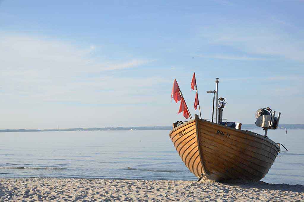 Fischerboot am Strand von Binz